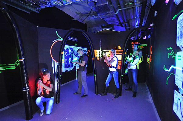 Игра в лазертаг в Тольятти. Сервис Ultra Подарки. Купить лазертаг в городе Тольяттиf. Попробуйте лазерный пейнтбол в лазертаг клубе. Цены на лазертаг. Сервис: UltraPodarki.ru 8 800 505 95 30. Лазертаг в Тольятти, купить лазертаг Тольятти, лазертаг, купить лазертаг, лазерный пейнтбол Тольятти, лазертаг для детей Тольятти, лазертаг клуб, лазертаг клуб Тольятти