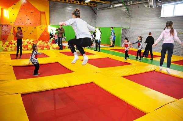 Прыжки в батутном центре в Тольятти. Сервис Ultra Подарки. Купить подарочный сертификат на батутный центр. Подарите прыжки на батуте для детей и взрослых в Тольятти. Сервис UltraPodarki.ru 8 800 505 95 30. Батутный центр Тольятти, батутный центр, прыжки на батуте Тольятти, купить батут Тольятти, батут, батут Тольятти