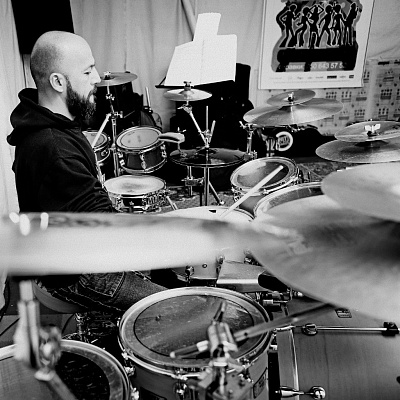 Купить игру на барабанах в Тольятти. Сервис Ultra Подарки. Хотите играть на барабанах? Купите сертификат на обучение игре на барабанах в Тольятти. Сервис UltraPodarki.ru 8 800 505 95 30. Игра на барабанах, уроки игры на барабанах, обучение игре на барабанах, барабан обучение, играть на барабанах, игра на барабанах сертификат, уроки на барабанах, игра на барабанах в Тольятти, уроки игры на барабанах в Тольятти, барабаны цена Тольятти, уроки на барабанах в Тольятти