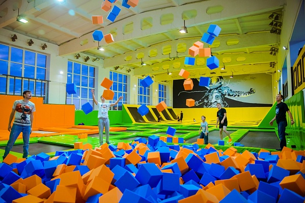 Прыжки в батутном центре в Тольятти. Сервис Ultra Подарки. Купить подарочный сертификат на батутный центр. Подарите прыжки на батуте для детей и взрослых в Тольятти. Сервис UltraPodarki.ru 8 800 505 95 30. Батутный центр Тольятти, батутный центр, прыжки на батуте Тольятти, купить батут Тольятти, батут, батут Тольятти