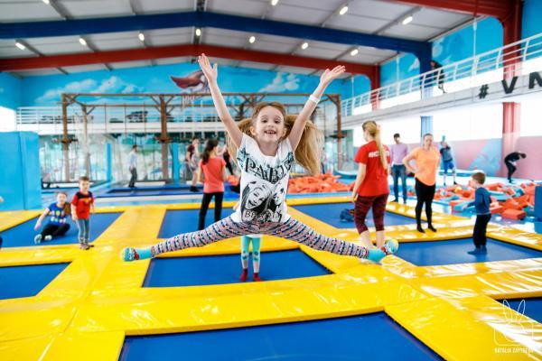 Прыжки в батутном центре в Тольятти. Сервис Ultra Подарки. Купить подарочный сертификат на батутный центр. Подарите прыжки на батуте для детей и взрослых в Тольятти. Сервис UltraPodarki.ru 8 800 505 95 30. Батутный центр Тольятти, батутный центр, прыжки на батуте Тольятти, купить батут Тольятти, батут, батут Тольятти