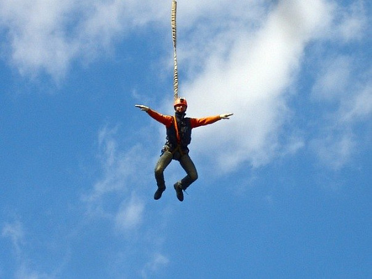 Роупджампинг - прыжки с верёвкой в Тольятти. Подарочные сертификаты Ultra Подарки. Роупджампинг в Тольятти - Экстремальный оригинальный подарок или подарочный сертификат на Роупджампинг - прыжки с верёвкой. Сервис UltraPodarki.ru 8-800-505-95-30. роупджампинг Тольятти, прыжок веревка Тольятти, роупджампинг, прыжок веревка, прыжок с веревкой, Подарок, подарочный сертификат, экстрим, экстремальный подарок