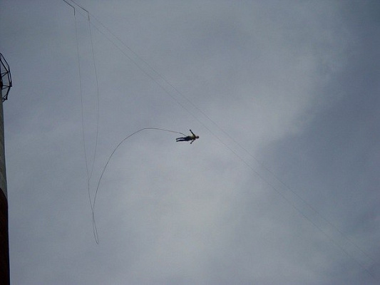 Роупджампинг - прыжки с верёвкой в Тольятти. Подарочные сертификаты Ultra Подарки. Роупджампинг в Тольятти - Экстремальный оригинальный подарок или подарочный сертификат на Роупджампинг - прыжки с верёвкой. Сервис UltraPodarki.ru 8-800-505-95-30. роупджампинг Тольятти, прыжок веревка Тольятти, роупджампинг, прыжок веревка, прыжок с веревкой, Подарок, подарочный сертификат, экстрим, экстремальный подарок