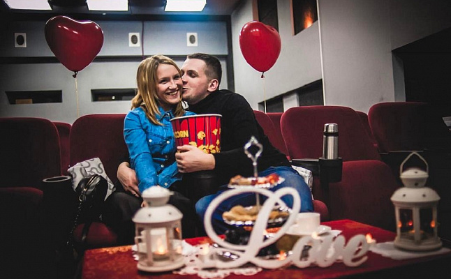 Романтическое свидание в кинотеатре в Тольятти. Ultra Подарки. Купить романтическое свидание в кинотеатре в Тольятти. Подарите самым близким незабываемые моменты и признайтесь в искренних чувствах. Сервис UltraPodarki.ru 8-800-505-95-30. Романтическое свидание в кинотеатре в Тольятти, свидание в Тольятти, свидание в кинотеатре, сертификат на свидание в кинотеатре, сертификат на свидание в Тольятти, купить свидание, купить свидание Тольятти, первое свидание, девушка свидание, хороший кинотеатре, романтический кинотеатре, романтический вечер, романтический ужин, романтические любимому, романтическая музыка