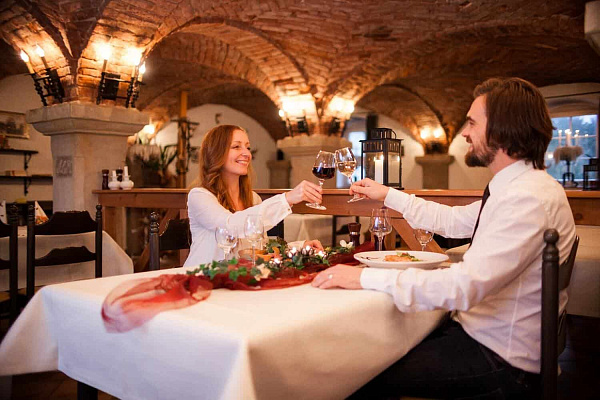 Романтическое свидание в ресторане в Тольятти. Ultra Подарки. Купить романтическое свидание в ресторане в Тольятти. Подарите самым близким незабываемые моменты и признайтесь в искренних чувствах. Сервис UltraPodarki.ru 8-800-505-95-30. Романтическое свидание в ресторане в Тольятти, свидание в Тольятти, свидание в ресторане, сертификат на свидание в ресторане, сертификат на свидание в Тольятти, купить свидание, купить свидание Тольятти, первое свидание, девушка свидание, хороший ресторан, романтический ресторан, романтический вечер, романтический ужин, романтические любимому, романтическая музыка