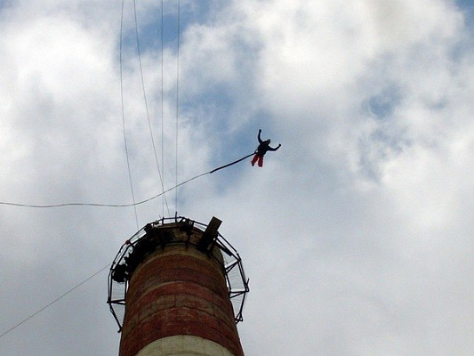 Роупджампинг - прыжки с верёвкой в Тольятти. Подарочные сертификаты Ultra Подарки. Роупджампинг в Тольятти - Экстремальный оригинальный подарок или подарочный сертификат на Роупджампинг - прыжки с верёвкой. Сервис UltraPodarki.ru 8-800-505-95-30. роупджампинг Тольятти, прыжок веревка Тольятти, роупджампинг, прыжок веревка, прыжок с веревкой, Подарок, подарочный сертификат, экстрим, экстремальный подарок