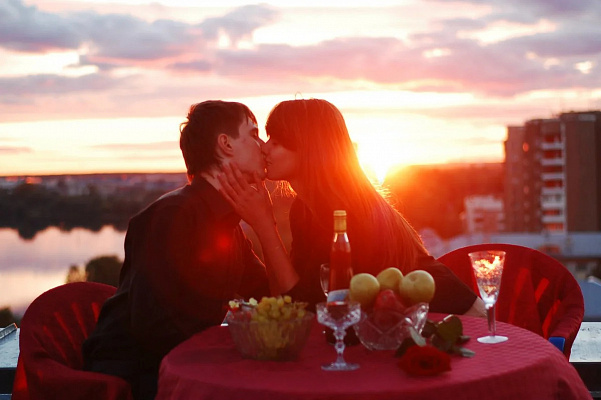 Романтическое свидание на крыше в Тольятти. Ultra Подарки. Купить романтическое свидание на крыше в Тольятти. Подарите самым близким незабываемые моменты и почувствуйте друг друга ещё ближе. Сервис UltraPodarki.ru 8 800 505 95 30. Романтическое свидание на крышев Тольятти, свидание на крышев Тольятти, свидание, сертификат на свидание на крыше, сертификат на свидание в Тольятти, купить свидание на крыше, купить свидание Тольятти